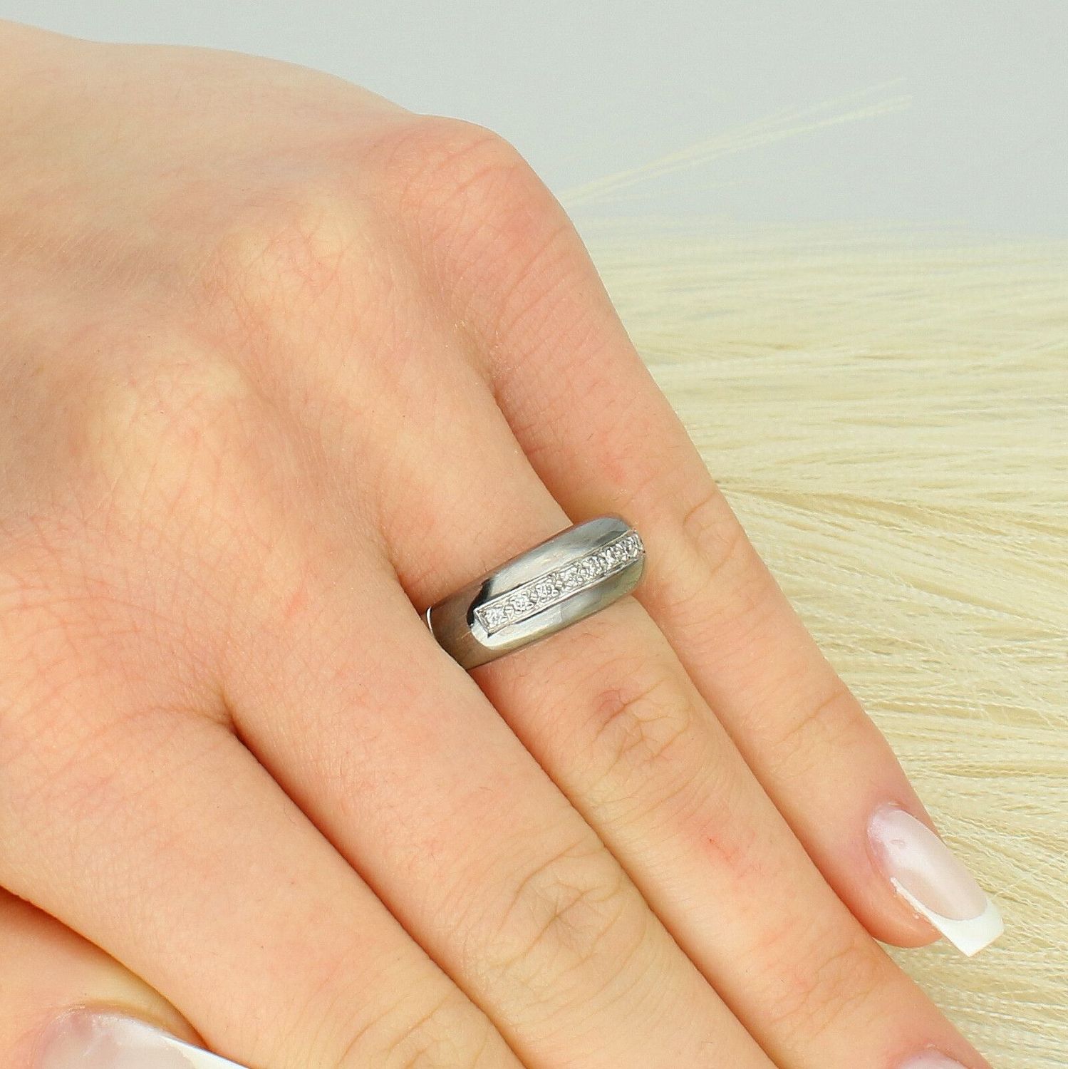 Złoty Pierścionek z Diamentami 585 – Białe Złoto  Rozmiar 12  9 × 0,10 ct Au.jpg